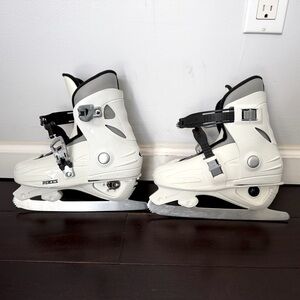 Roces Mck II Kids Figure skates with Tempish Universal Ice Skate Guards